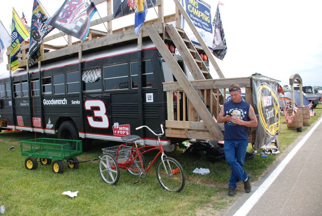 Heluva Good! Sour Cream Dips 400 NASCAR Sprint Cup Series