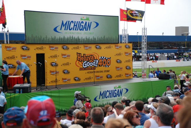 Heluva Good! Sour Cream Dips 400 NASCAR Sprint Cup Series