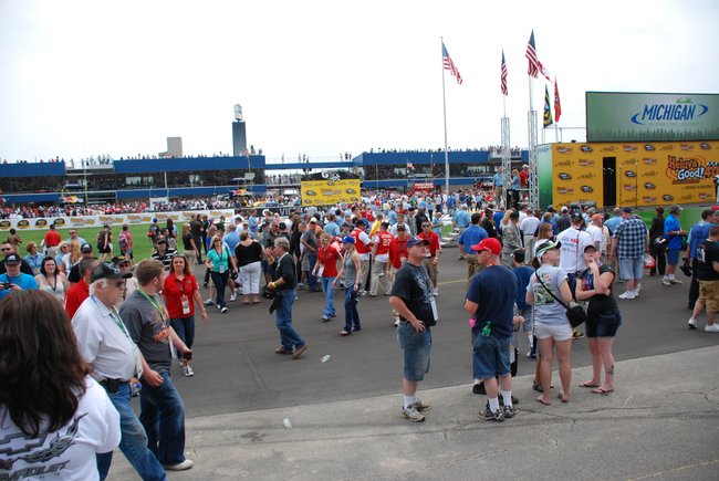 Heluva Good! Sour Cream Dips 400 NASCAR Sprint Cup Series