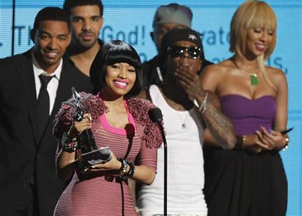 nicki minaj 2011 bet awards. Nicki Minaj accepts best