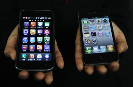 A Samsung Electronics' Galaxy S smartphone and an Apple Inc's iPhone 4 smartphone are seen in this picture illustration taken in Seoul A Samsung Electronics' Galaxy S smartphone and an Apple Inc's iPhone 4 smartphone are seen in this picture illustration taken in Seoul