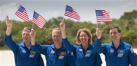 Space shuttle Atlantis STS-135 crew commander Ferguson, pilot Hurley, mission specialist Magnus and mission specialist Walheim wave American Space shuttle Atlantis STS-135 crew commander Ferguson, pilot Hurley, mission specialist Magnus and mission specialist Walheim wave American