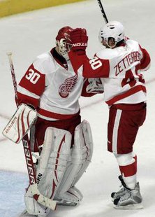 Detroit Red Wings goaltender Chris Osgood (L) is congratulated by Henrik Zetterberg after defeating the Chicago Blackhawks in their NHL hockey game in Chicago October 9, 2010. REUTERS Detroit Red Wings goaltender Chris Osgood (L) is congratulated by Henrik Zetterberg after defeating the Chicago Blackhawks in their NHL hockey game in Chicago October 9, 2010. REUTERS