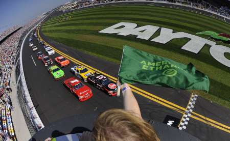 Drivers take the green flag to begin the NASCAR Nationwide Series DRIVE4COPD 300 race at the Daytona International Speedway in Daytona Beach, Florida, February 19, 2011. REUTERS Drivers take the green flag to begin the NASCAR Nationwide Series DRIVE4COPD 300 race at the Daytona International Speedway in Daytona Beach, Florida, February 19, 2011. REUTERS