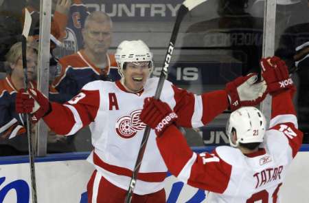 Detroit Red Wings' Kris Draper (L) and Tomas Tatar celebrate a goal against the Edmonton Oilers during the second period of their NHL hockey game in Edmonton January 4, 2011. REUTERS Detroit Red Wings' Kris Draper (L) and Tomas Tatar celebrate a goal against the Edmonton Oilers during the second period of their NHL hockey game in Edmonton January 4, 2011. REUTERS