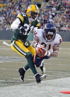 Chicago Bears' Rashied Davis (81) dives for the first down against Green Bay Packers' Charles Woodson, (21) late in the first half during their NFL football game in Green Bay, Wisconsin January 2, 2011. REUTERS Chicago Bears' Rashied Davis (81) dives for the first down against Green Bay Packers' Charles Woodson, (21) late in the first half during their NFL football game in Green Bay, Wisconsin January 2, 2011. REUTERS