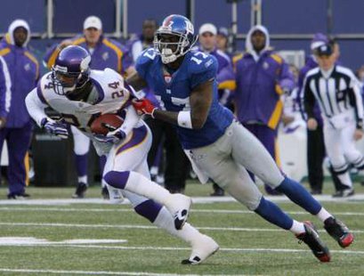 New York Giants wide receiver Plaxico Burress (R) tries to tackle Minnesota Vikings safety Dwight Smith (24) after he intercepted a pass from Giants quarterback Eli Manning in the second quarter of their National Football League game in East Rutherford, New Jersey, November 25, 2007. REUTERS/Ray Stubblebine (UNITED STATES) New York Giants wide receiver Plaxico Burress (R) tries to tackle Minnesota Vikings safety Dwight Smith (24) after he intercepted a pass from Giants quarterback Eli Manning in the second quarter of their National Football League game in East Rutherford, New Jersey, November 25, 2007. REUTERS/Ray Stubblebine (UNITED STATES)