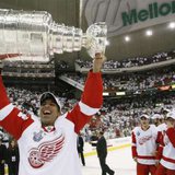 Detroit Red Wings' Chris Chelios holds the Stanley Cup after his team defeated the Pittsburgh Penguins in Game 6 of the NHL Stanley Cup hockey final in Pittsburgh, June 4, 2008. REUTERS Detroit Red Wings' Chris Chelios holds the Stanley Cup after his team defeated the Pittsburgh Penguins in Game 6 of the NHL Stanley Cup hockey final in Pittsburgh, June 4, 2008. REUTERS