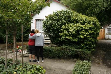 People stand at home of pregnant woman killed by pit bull in Pacifica People stand at home of pregnant woman killed by pit bull in Pacifica