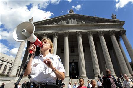A federal court officer instructs court personnel during an evacuation of the Federal Court Building in New York, following an 5.9 magnitude earthquake that struck the East Coast of the United States, August 23, 2011.
A federal court officer instructs court personnel during an evacuation of the Federal Court Building in New York, following an 5.9 magnitude earthquake that struck the East Coast of the United States, August 23, 2011.