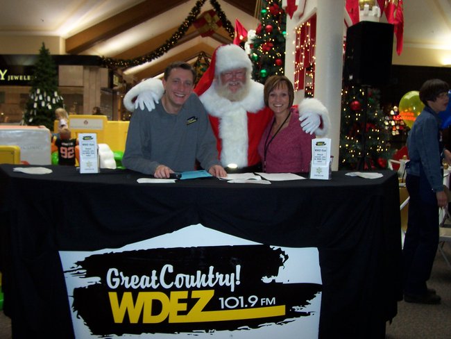 Lee Peek and Nikki Montgomery with Santa at the Wausau Center Mall 2008