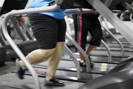 Jazmine Raygoza, 17, (L) jogs on a treadmill during a workout at a gym in Englewood Jazmine Raygoza, 17, (L) jogs on a treadmill during a workout at a gym in Englewood
