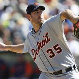 Detroit Tigers starting pitcher Justin Verlander throws in the first inning in his 3-0 victory over against the Athletics at the Oakland-Alameda County Coliseum on September 18, 2011. REUTERS/Kevin Bartram 