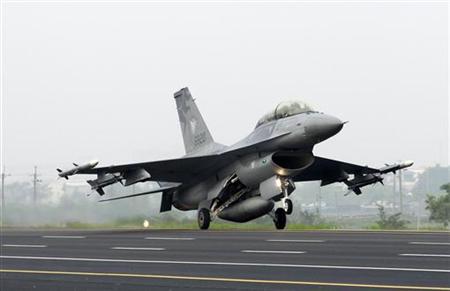 A F-16 fighter jet lands on a highway used as an emergency landing strip during the Han Kuang military exercise in Madou A F-16 fighter jet lands on a highway used as an emergency landing strip during the Han Kuang military exercise in Madou