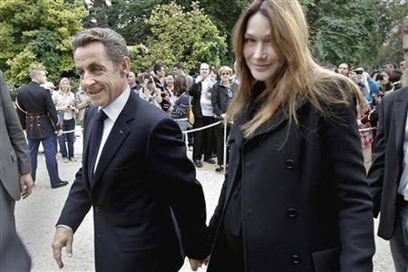 France's President Sarkozy and his wife Carla Bruni-Sarkozy walk in the gardens of the Elysee Palace in Paris during 28th edition of Nationa France's President Sarkozy and his wife Carla Bruni-Sarkozy walk in the gardens of the Elysee Palace in Paris during 28th edition of Nationa