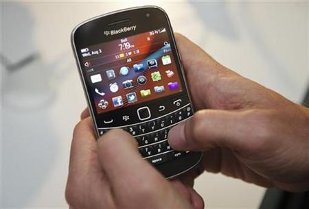 A person uses the Blackberry Bold 9900 A person uses the Blackberry Bold 9900