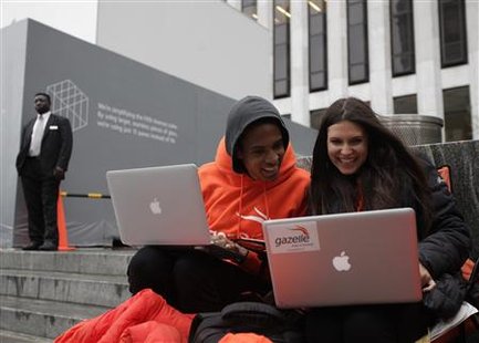 Keenen Thompson and Jessica Mellow surf the web while waiting in line to buy an iPhone 4S at the Apple Store on 5th Avenue in New York Keenen Thompson and Jessica Mellow surf the web while waiting in line to buy an iPhone 4S at the Apple Store on 5th Avenue in New York
