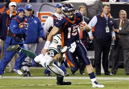 Denver Broncos Tim Tebow runs past New York Jets Eric Smith to score ...