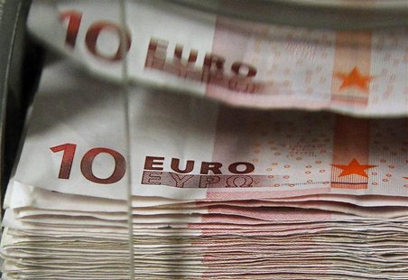 A machine counts and sorts out euro notes at the Belgian Central Bank in Brussels A machine counts and sorts out euro notes at the Belgian Central Bank in Brussels