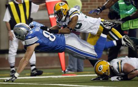 Detroit Lions tight end Will Heller leaps into the end-zone past Green Bay Packers corner back Tramon Williams for a touch down during the second half of their NFL football game in Detroit, Michigan December 12, 2010. REUTERS/Rebecca Cook (UNITED STATES - Tags: SPORT FOOTBALL) Detroit Lions tight end Will Heller leaps into the end-zone past Green Bay Packers corner back Tramon Williams for a touch down during the second half of their NFL football game in Detroit, Michigan December 12, 2010. REUTERS/Rebecca Cook (UNITED STATES - Tags: SPORT FOOTBALL)
