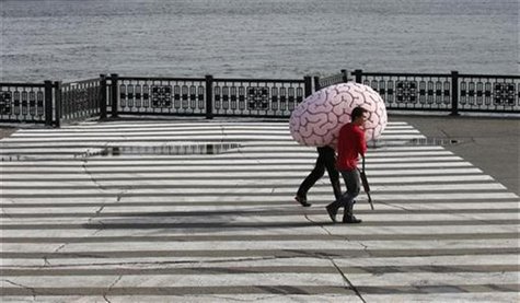Workers carry "Brain on crutches", a creation by Siberian artist Vasily Slonov from the Museum of Modern Art during the 9th Krasnoyarsk muse Workers carry "Brain on crutches", a creation by Siberian artist Vasily Slonov from the Museum of Modern Art during the 9th Krasnoyarsk muse
