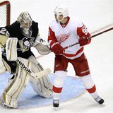 Detroit Red Wings' Franzen scores winning goal against Pittsburgh Penguins goalie Fleury in the third period of their NHL hockey game in Pit