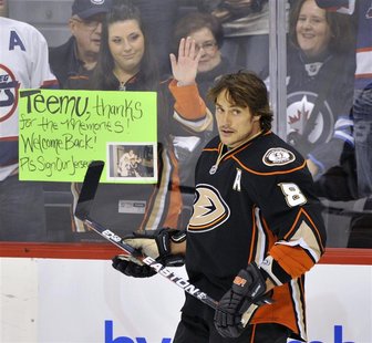Winnipeg Jets fans greet Anaheim Ducks' Selanne during the warm-up prior to their NHL hockey game in Winnipeg Winnipeg Jets fans greet Anaheim Ducks' Selanne during the warm-up prior to their NHL hockey game in Winnipeg