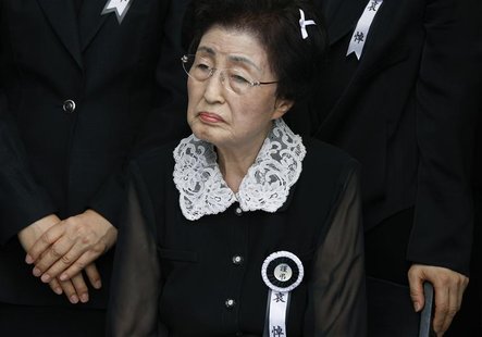 Lee Hee-ho, widow of former South Korean President Kim Dae-jung, watches as people pay tribute to her late husband at a memorial altar at th Lee Hee-ho, widow of former South Korean President Kim Dae-jung, watches as people pay tribute to her late husband at a memorial altar at th
