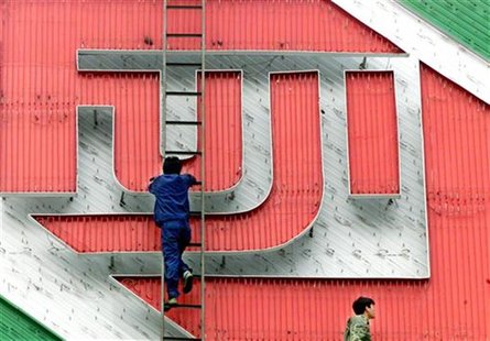 CHINESE WORKER REPAIRS FUJIFILM'S ADVERTISEMENT NEON BOARD IN BEIJING. CHINESE WORKER REPAIRS FUJIFILM'S ADVERTISEMENT NEON BOARD IN BEIJING.