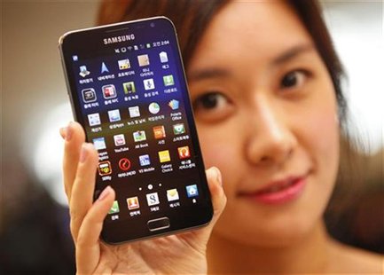 A model poses with a Galaxy Note of Samsung Electronics during a local launch event for Samsung's mobile devices at the company's headquarte A model poses with a Galaxy Note of Samsung Electronics during a local launch event for Samsung's mobile devices at the company's headquarte