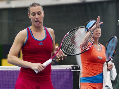 China's Zheng goes to shake the umpire's hand as Italy's Pennetta retires hurt during the singles final of the ASB Classic international ten China's Zheng goes to shake the umpire's hand as Italy's Pennetta retires hurt during the singles final of the ASB Classic international ten