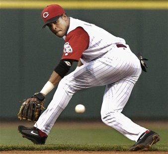 REDS SHORTSTOP BARRY LARKIN MAKES PLAY ON GROUND BALL AGAINST THE BRAVES. REDS SHORTSTOP BARRY LARKIN MAKES PLAY ON GROUND BALL AGAINST THE BRAVES.