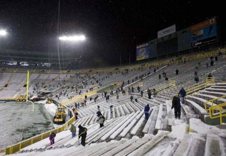 Lambeau Field volunteers shoveling snow Lambeau Field volunteers shoveling snow
