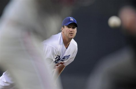 Dodgers starting pitcher Derek Lowe pitches against the Philadelphia Phillies in Game 4 of Major League Baseball's NLCS playoff series in Lo Dodgers starting pitcher Derek Lowe pitches against the Philadelphia Phillies in Game 4 of Major League Baseball's NLCS playoff series in Lo