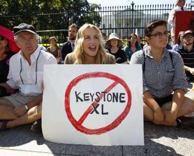 Actress Daryl Hannah protests in front of the White House in Washington against the proposed Keystone XL pipeline August 30, 2011. The pipeline extension would carry tar sands oil from Canada to the Gulf of Mexico. REUTERS/Kevin Lamarque Actress Daryl Hannah protests in front of the White House in Washington against the proposed Keystone XL pipeline August 30, 2011. The pipeline extension would carry tar sands oil from Canada to the Gulf of Mexico. REUTERS/Kevin Lamarque