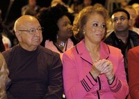 Lonnie Ali, wife of boxing great Muhammad Ali, and Ali's former trainer Angelo Dundee attend news conference in Louisville