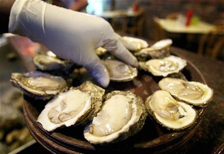 Fresh oysters sit on a counter awaiting consumption at Felix's Seafood Restaurant in New Orleans Fresh oysters sit on a counter awaiting consumption at Felix's Seafood Restaurant in New Orleans