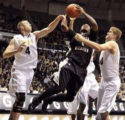 Demetrius Ward had a double-double but the Broncos still lost to Kent State, 79-74