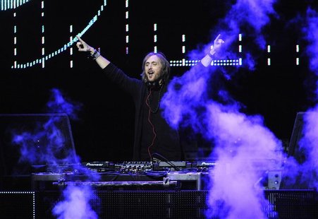 David Guetta performs at the 102.7 KIIS FM's Jingle Ball 2011 in Los Angeles David Guetta performs at the 102.7 KIIS FM's Jingle Ball 2011 in Los Angeles