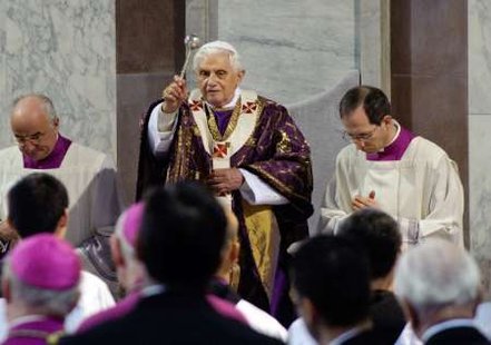 Pope Benedict XVI spreads holy water during Ash Wednesday mass at the church of Santa Sabina in Rome. REUTERS/Vincenzo Pinto/Pool (ITALY)