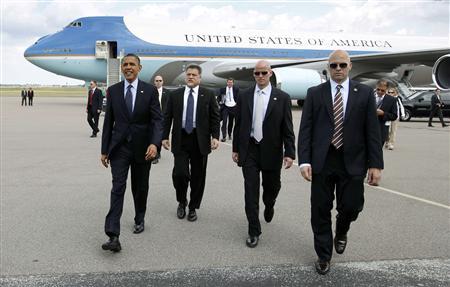 President Barack Obama walks to greet well-wishers, with Secret Service agents at his side, upon his arrival in Tampa, Florida April 13, 2012. Credit: Reuters/Kevin Lamarque
President Barack Obama walks to greet well-wishers, with Secret Service agents at his side, upon his arrival in Tampa, Florida April 13, 2012. Credit: Reuters/Kevin Lamarque