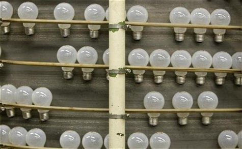 Light bulbs are produced at an Osram factory in Molsheim, eastern France December 11, 2008. REUTERS/Vincent Kessler Light bulbs are produced at an Osram factory in Molsheim, eastern France December 11, 2008. REUTERS/Vincent Kessler