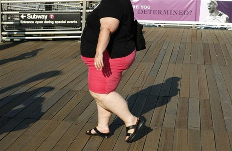 A woman walks along the boardwalk while leaving the U.S. Open tennis tournament in New York September 4, 2007. REUTERS/Lucas Jackson A woman walks along the boardwalk while leaving the U.S. Open tennis tournament in New York September 4, 2007. REUTERS/Lucas Jackson