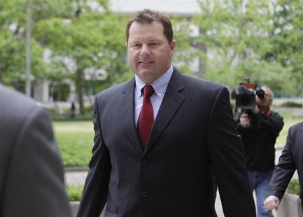 Former Major League Baseball pitcher Roger Clemens walks at the federal courthouse in Washington April 30, 2012. REUTERS/Yuri Gripas Former Major League Baseball pitcher Roger Clemens walks at the federal courthouse in Washington April 30, 2012. REUTERS/Yuri Gripas