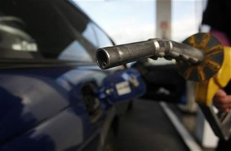 A motorist prepares to put fuel into her car at a petrol station in Melbourne July 3, 2008. REUTERS/Mick Tsikas A motorist prepares to put fuel into her car at a petrol station in Melbourne July 3, 2008. REUTERS/Mick Tsikas