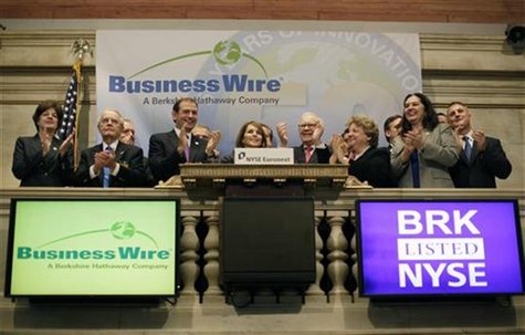 Cathy Baron Tamraz, (C) president and chief executive officer of Business Wire, and Berkshire Hathaway Chairman Warren Buffett (Center-Right Cathy Baron Tamraz, (C) president and chief executive officer of Business Wire, and Berkshire Hathaway Chairman Warren Buffett (Center-Right