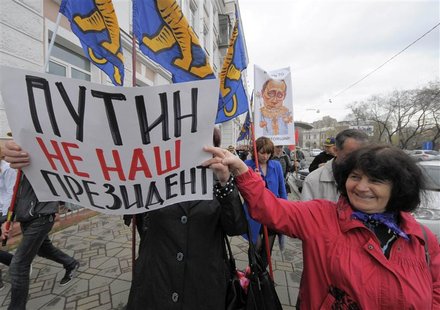 Activists carry placards and flags during an opposition march in Vladivostok May 6, 2012. REUTERS/Yuri Maltsev Activists carry placards and flags during an opposition march in Vladivostok May 6, 2012. REUTERS/Yuri Maltsev