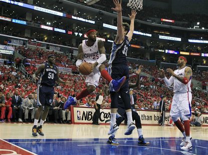 Los Angeles Clippers point guard Mo Williams (25) goes around Memphis Grizzlies center Marc Gasol (33) in the first half during Game 4 of th Los Angeles Clippers point guard Mo Williams (25) goes around Memphis Grizzlies center Marc Gasol (33) in the first half during Game 4 of th