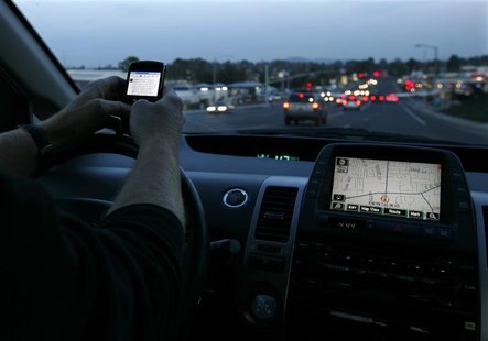 A driver uses his smart phone while in traffic in Encinitas, California December 10, 2009. REUTERS/Mike Blake A driver uses his smart phone while in traffic in Encinitas, California December 10, 2009. REUTERS/Mike Blake