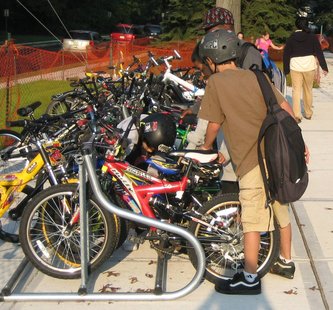 Kids bike to school (courtesy of saferoutescoop.wordpress.com) Kids bike to school (courtesy of saferoutescoop.wordpress.com)